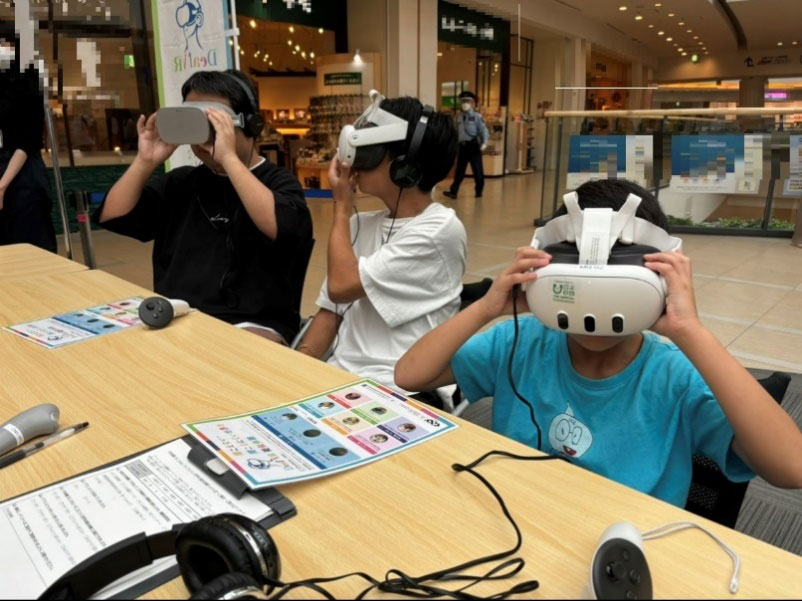 VR体験の様子(協力:公益財団法人 日本財団)